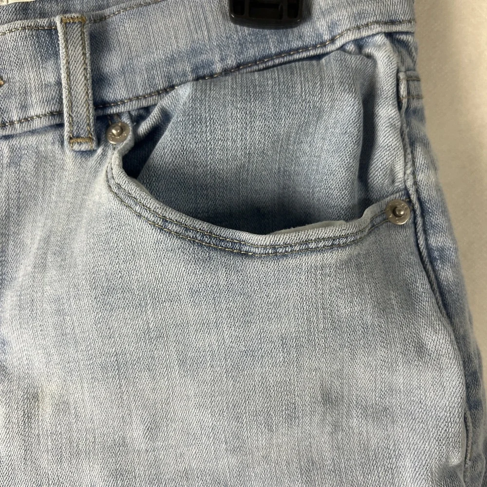 Levi's Womens Classic Shorts Size W28 Mid Rise Denim Red Tag Light Blue‎ D22